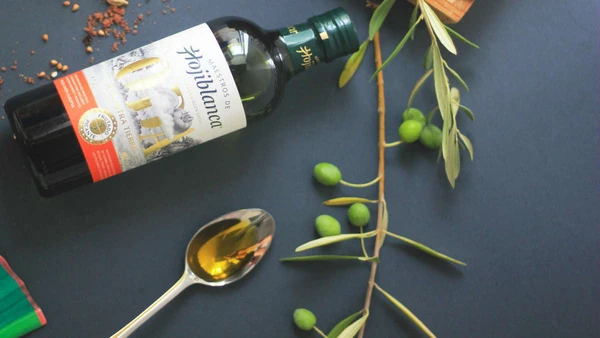 Hábito matinal com azeite ganha força, porém quantidade e calorias seguem como principal contraindicação