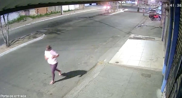 Mulher tem perna amputada após ser atropelada por moto enquanto corria na Bahia por Reprodução 