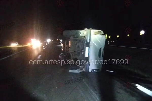 Toyota Hilux seguia no sentido norte quando o motorista perdeu o controle da direção, invadiu o canteiro central e colidiu contra uma placa de divisor de fluxo por CCI Artesp