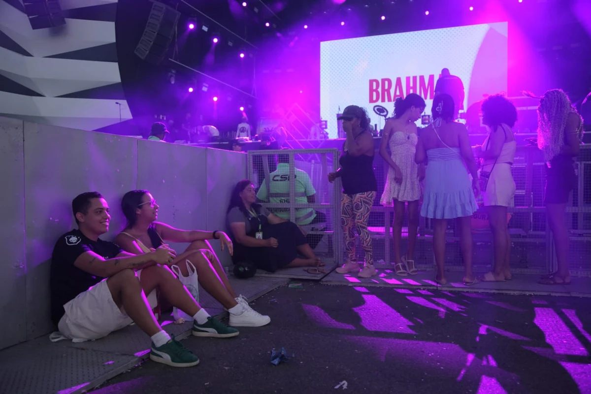 Fãs chegam cedo para acompanhar shows no quarto dia do Festival Virada Salvador