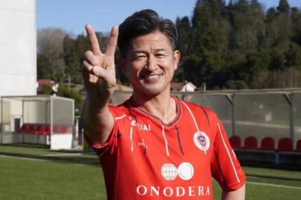 Kazu Miura  por Divulgação