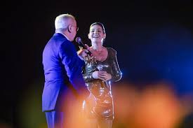 Primeira-dama de Gravatá, Viviane Facundes, e o marido, o prefeito Padre Joselito, fazem dueto em show de Natal por Reprodução/Redes Sociais