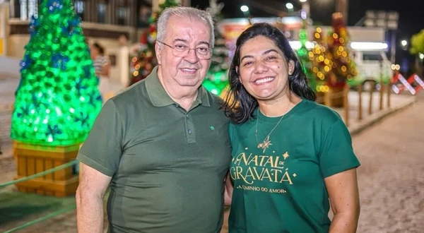 Primeira-dama de Gravatá, Viviane Facundes, e o marido, o prefeito Padre Joselito, fazem dueto em show de Natal por Reprodução/Redes Sociais