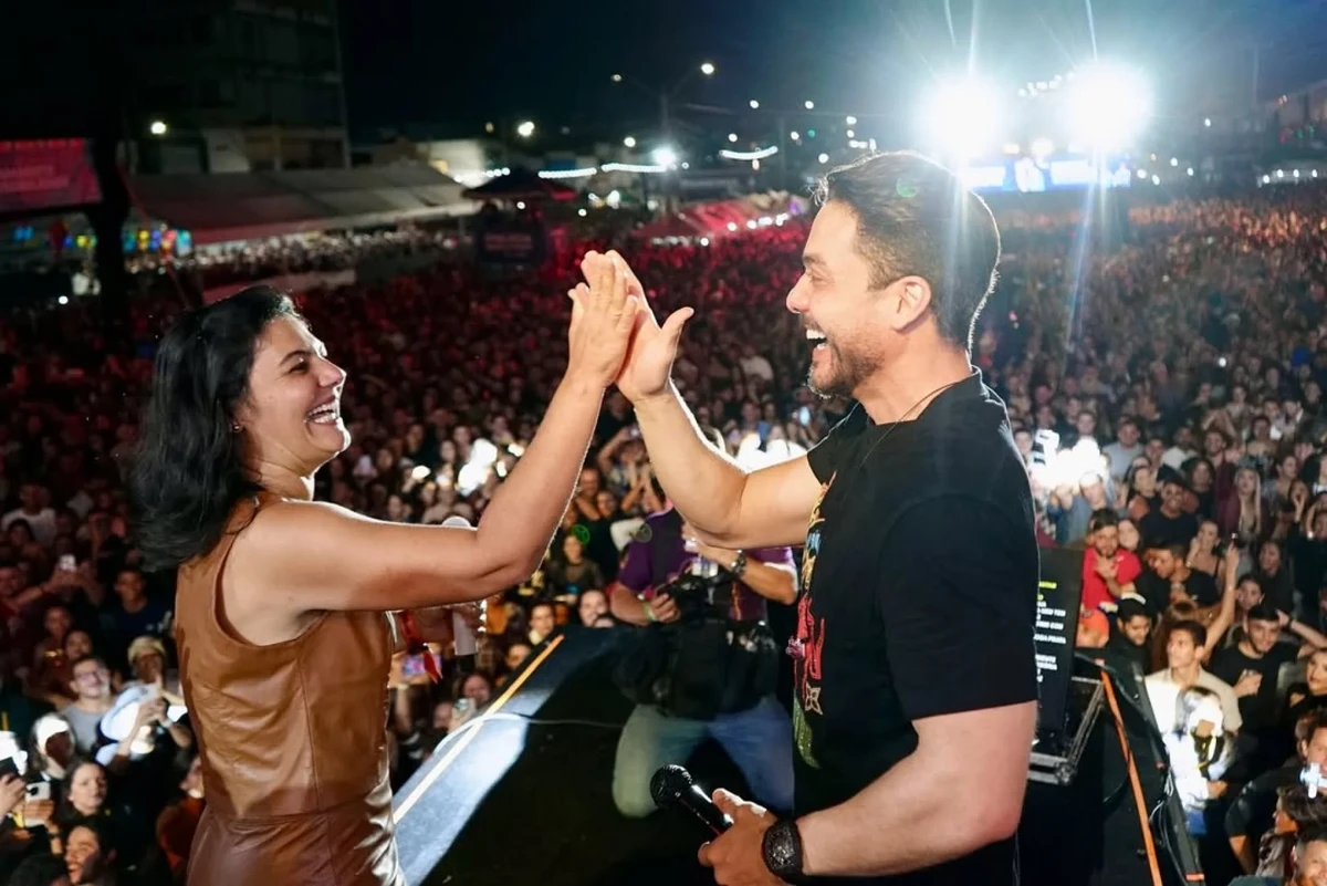 Primeira-dama de Gravatá, Viviane Facundes, canta com Wesley Safadão, no São João; Tribunal de Contas de Pernambuco notificou o prefeito por promover a imagem da esposa  por Reprodução/Redes Sociais