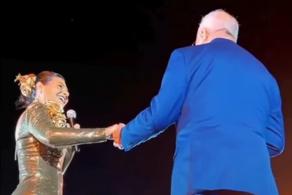 Primeira-dama de Gravatá, Viviane Facundes, e o marido, o prefeito Padre Joselito, fazem dueto em show de Natal