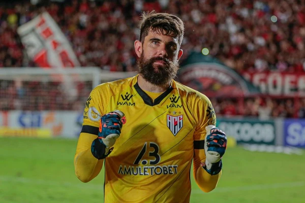 Fernando Miguel pelo Atlético-GO por Bruno Corsino/Atlético-GO