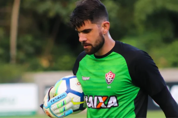 Fernando Miguel pelo Vitória  por Mauricia da Matta/Vitória