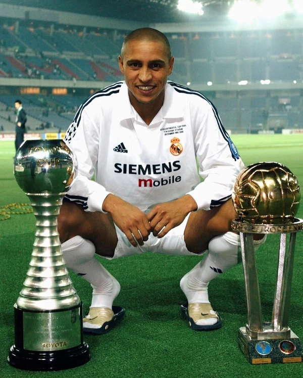 Roberto Carlos foi o lateral do penta em 2002 por Reprodução