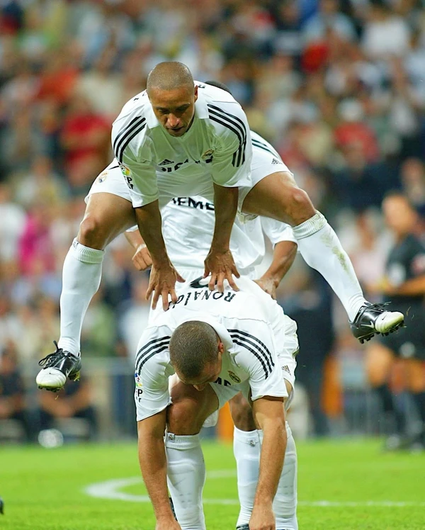 Roberto Carlos foi o lateral do penta em 2002 por Reprodução