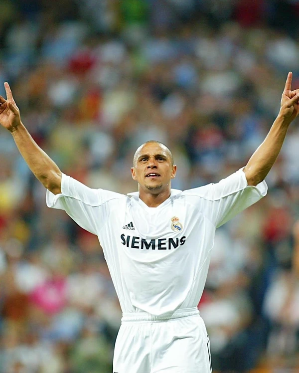Roberto Carlos foi o lateral do penta em 2002 por Reprodução