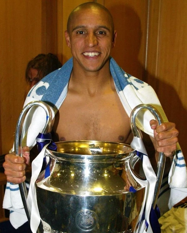 Roberto Carlos foi o lateral do penta em 2002 por Reprodução