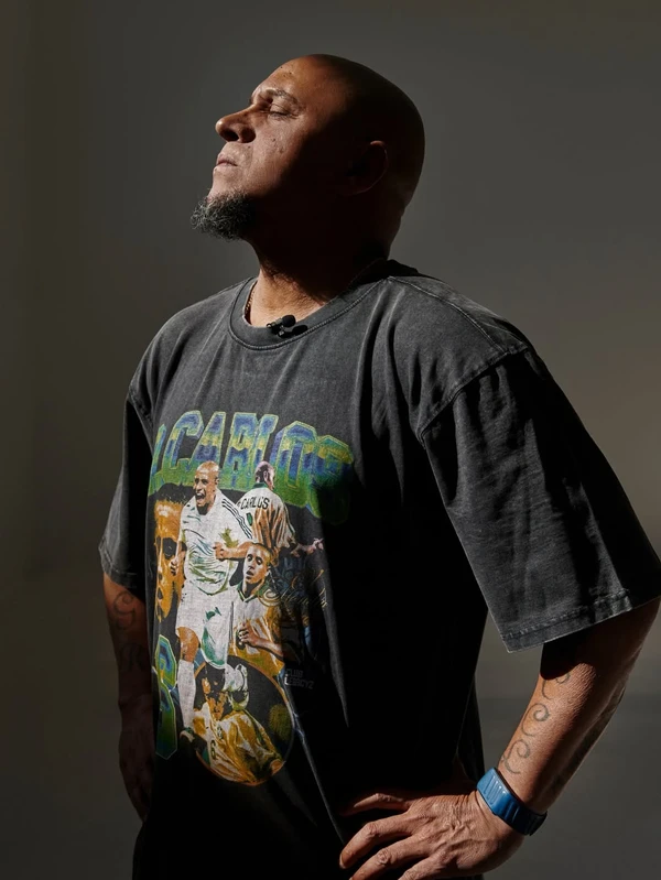 Roberto Carlos foi o lateral do penta em 2002 por Reprodução