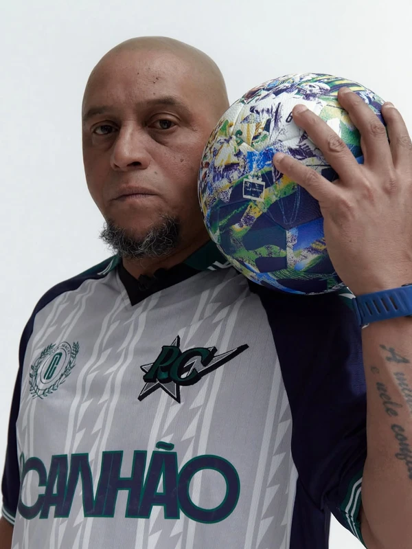 Roberto Carlos foi o lateral do penta em 2002 por Reprodução