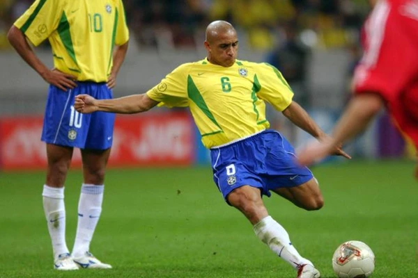 Roberto Carlos foi o lateral do penta em 2002 por Reprodução