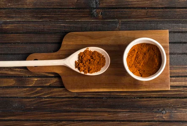 A canela simboliza fartura e abertura de caminhos. Ao soprar a especiaria na entrada da casa, a intenção é atrair oportunidades, dinheiro e prosperidade para os próximos meses. por Reprodução