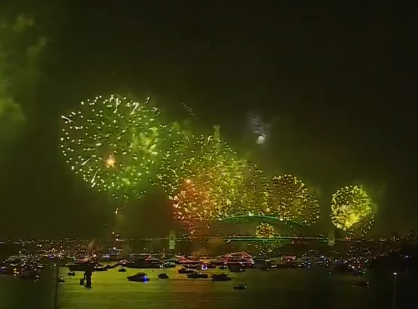 A virada na Austrália aconteceu na Baía de Sydney, por volta das 10h no horário de Brasília, com fogos e shows por Reprodução