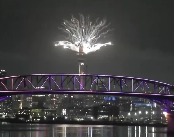 Na Nova Zelândia, os fogos saíram da Sky Tower, em Auckland, às 8h no horário de Brasília por Reprodução