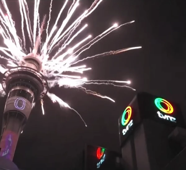 Na Nova Zelândia, os fogos saíram da Sky Tower, em Auckland, às 8h no horário de Brasília por Reprodução