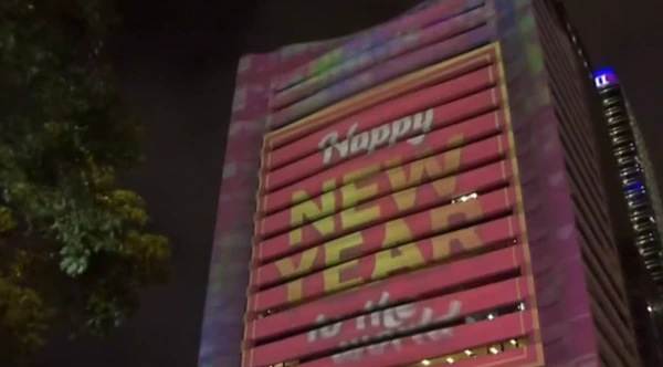 Em Hong Kong, turistas e moradores se reuniram para a contagem regressiva, que aconteceu às 14h no horário de Brasília por Reprodução