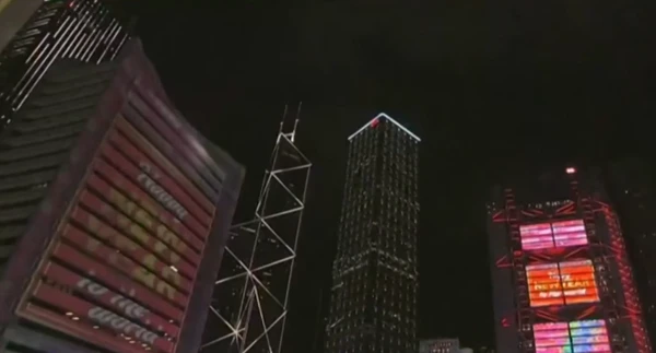 Em Hong Kong, turistas e moradores se reuniram para a contagem regressiva, que aconteceu às 14h no horário de Brasília por Reprodução