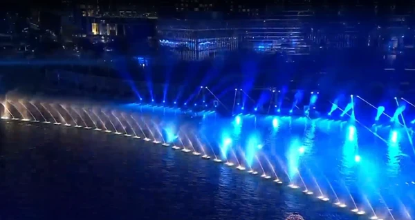 Já em Dubai, teve um espetáculo cênico-musical, além de um show de fogos no Burj Khalifa, o prédio mais alto do mundo. A virada aconteceu às 17h pelo horário de Brasília por Reprodução