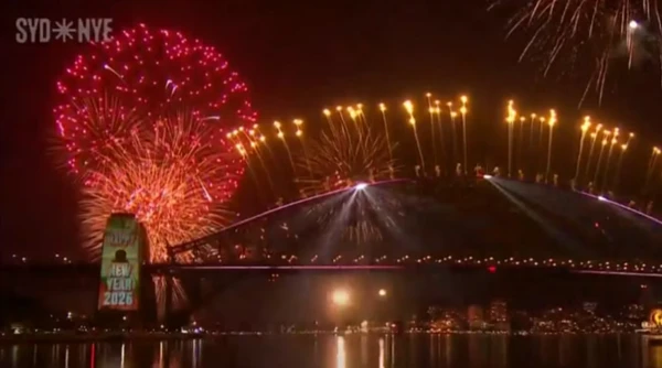 A virada na Austrália aconteceu na Baía de Sydney, por volta das 10h no horário de Brasília, com fogos e shows por Reprodução