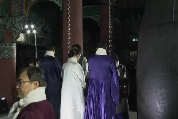 Na Coréia do Sul, o sino de bronze no Pavilhão Bosingak foi tocado 33 vezes, em Seul, para trazer sorte para 2026. A virada aconteceu por volta das 12h do horário de Brasília por Reprodução