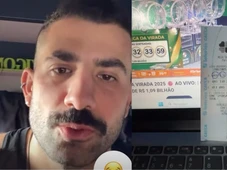 Imagem - Kaysar Dadour confere aposta da Mega da Virada e brinca com acertos após sorteio bilionário