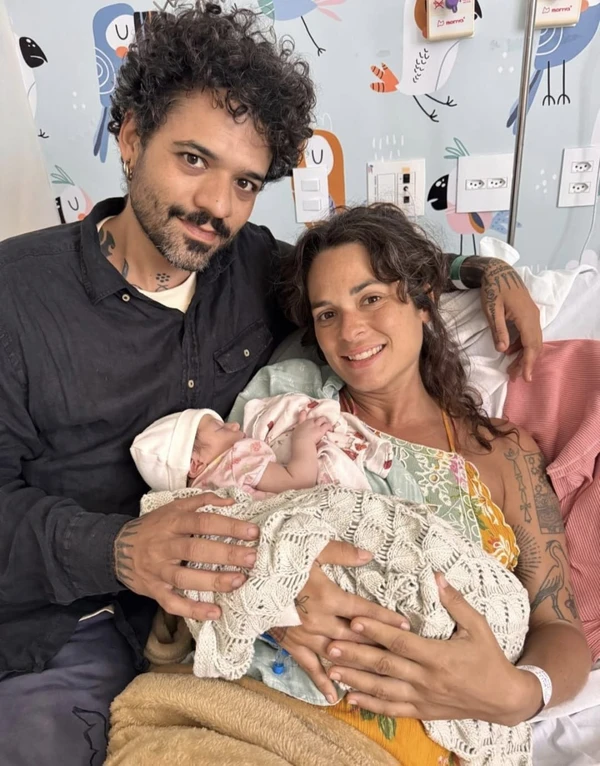 A pequena Madalena e os pais André e Isabela por Divulgação/FESF SUS