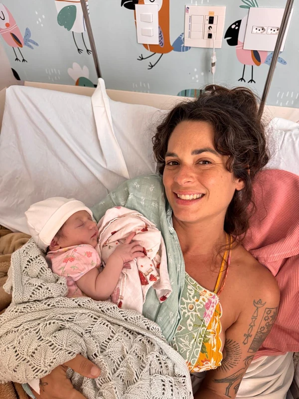 A pequena Madalena e os pais André e Isabela por Divulgação/FESF SUS