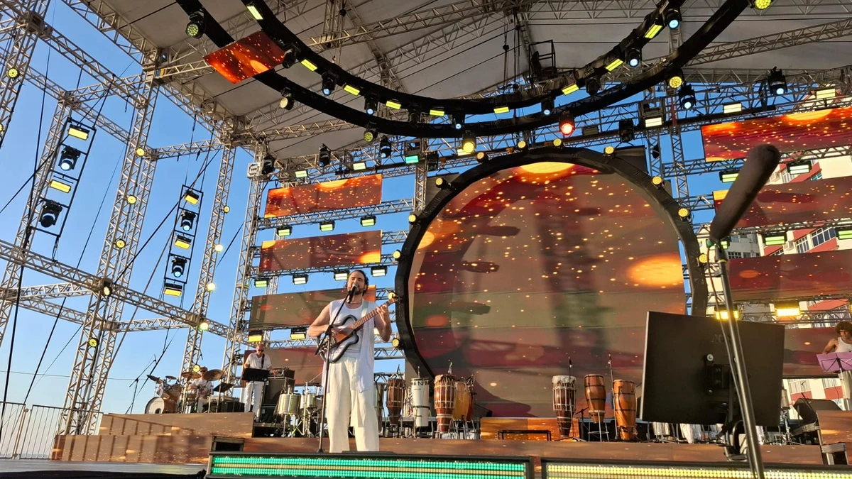 Abertura do show ficou por conta de Gabriel Mercury por Maria Raquel Brito/CORREIO