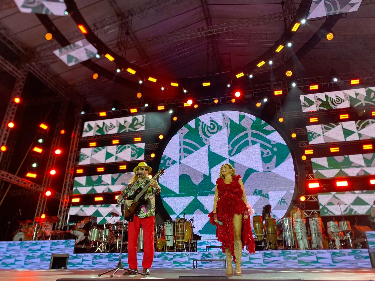 Ao lado de Geraldo, Daniela cantou “Moça bonita”, “Dia branco” e “Bicho amor” por Maria Raquel Brito/CORREIO