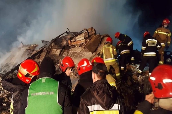 Fogo destruiu bar na Suíça durante festa de Ano Novo; mais de 40 morreram por auto-upload