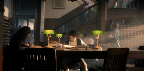 Dustin se destaca academicamente e entra em uma grande universidade. Ele mantém sua amizade com Steve e honra o legado de Eddie por Reprodução