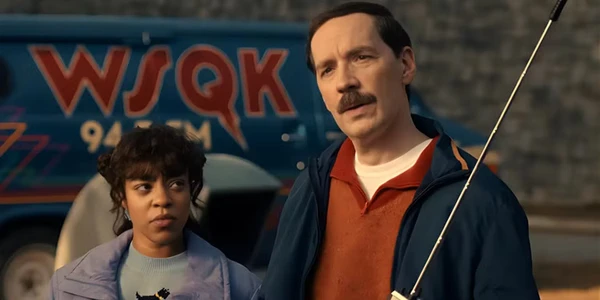 Erica, Sr. Clarke e Murray obrevivem aos eventos do Mundo Invertido. Erica aparece ajudando Dustin na formatura por Reprodução