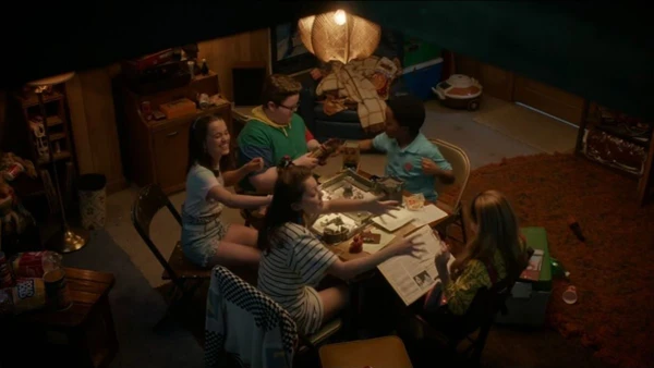 Holly lidera as crianças presas na mente de Henry. No final, ela forma um novo grupo de D&D, reiniciando o ciclo da série por Reprodução