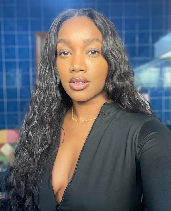 Iza por Reprodução