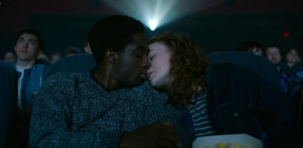 Lucas e Max permanecem juntos após sobreviverem ao caos de Hawkins. O relacionamento dos dois amadurece e se fortalece no final da série por Reprodução