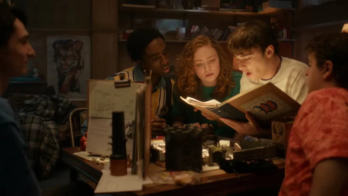 Mike, Will, Dustin, Lucas e Max aparecem jogando D&D por Reprodução