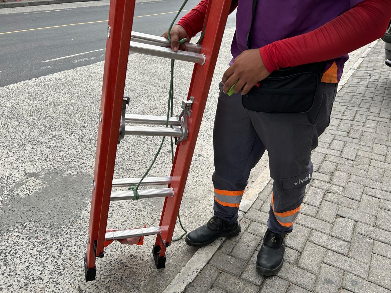 Porfissão perigo: medo e violência afastam técnicos de internet de bairros de Salvador por Bruno Wendel/CORREIO
