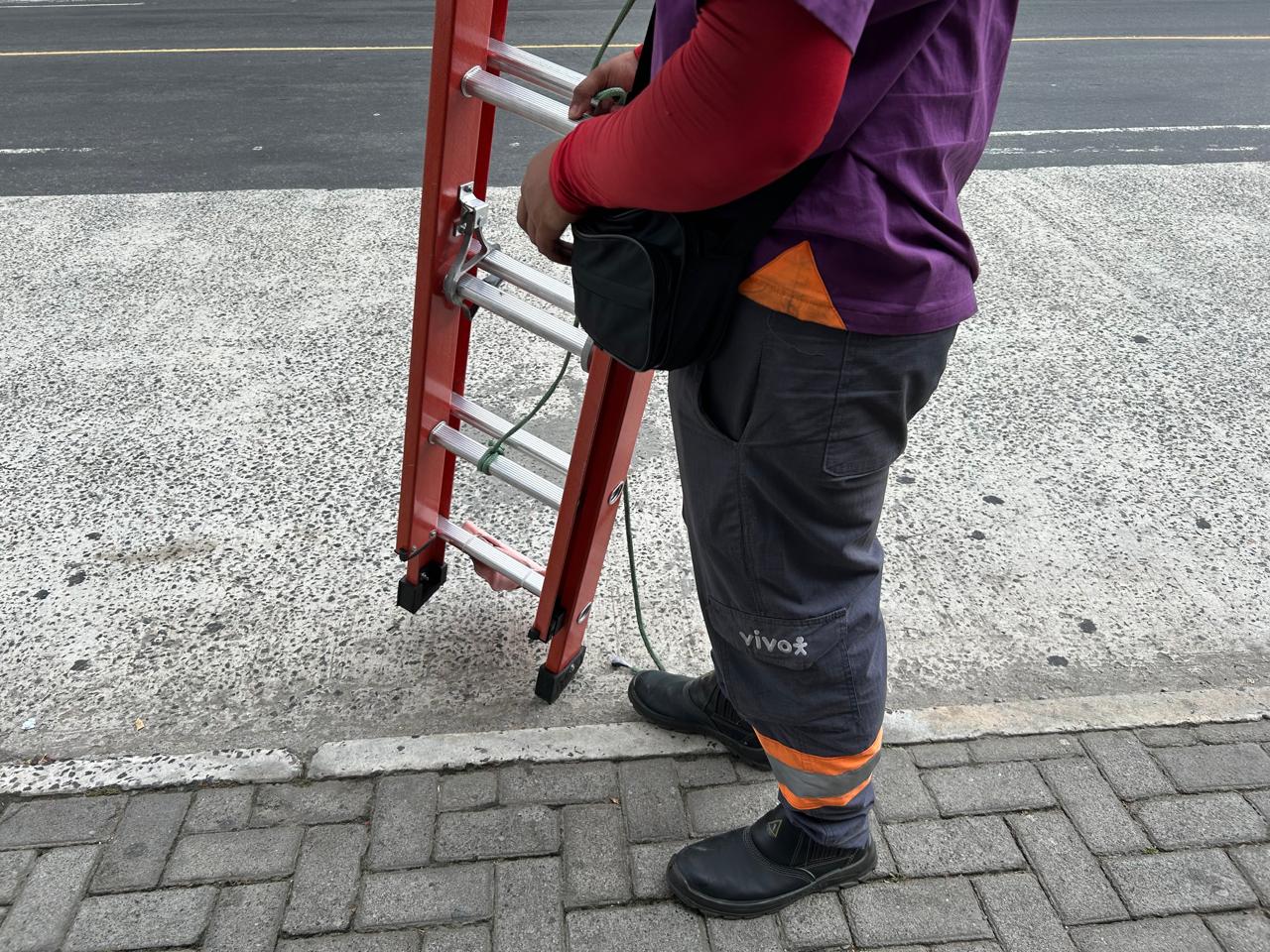 Porfissão perigo: medo e violência afastam técnicos de internet de bairros de Salvador por Bruno Wendel/CORREIO