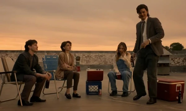 Robin segue a vida acadêmica e passa a estudar em Massachusetts. A distância não apaga sua conexão com os amigos. por Reprodução