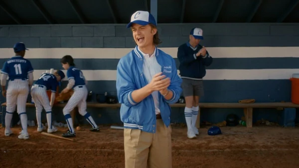 Steve permanece em Hawkins e se torna treinador de um time infantil de beisebol. Ele assume o papel de mentor da nova geração por Reprodução
