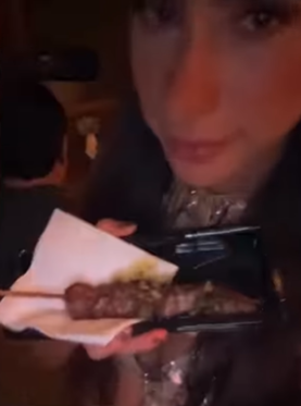 Ela pagou R$ 95 em um espetinho de carne por Reprodução
