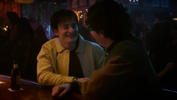 Will deixa Hawkins, encontra aceitação e inicia uma nova fase de sua vida. A série o mostra vivendo sua verdade ao conhecer um garoto por Reprodução