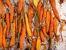 Imagem - É seguro comer cenouras com manchas pretas depois de retirar a casca?