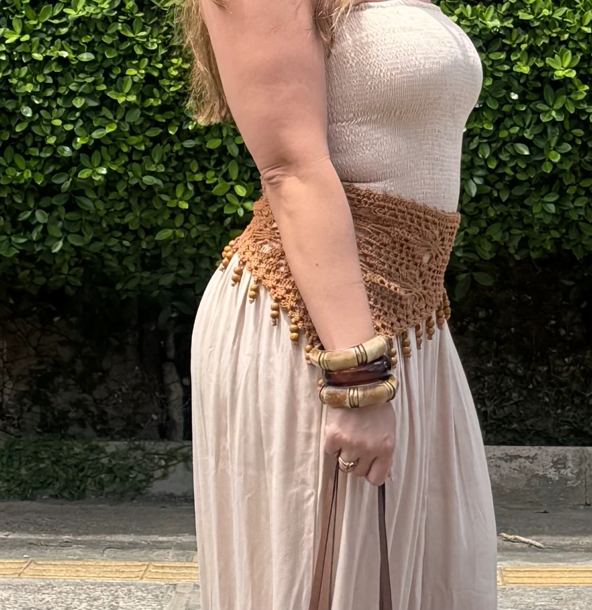 A faixa de crochê amarrada na cintura é a grande aposta para a estação