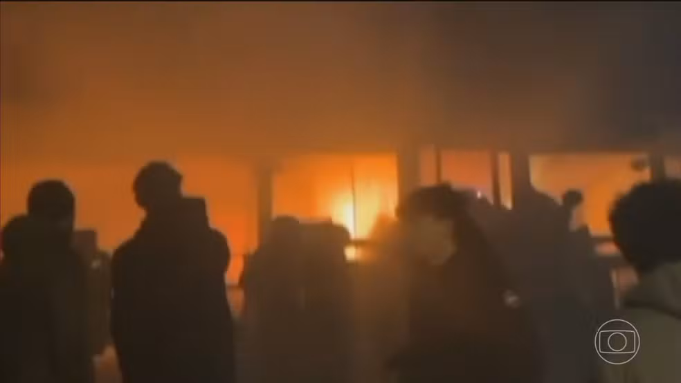 Fogo destruiu bar na Suíça durante festa de Ano Novo; mais de 40 morreram  por Reprodução