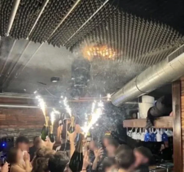 Velas em garrafas acendidas por funcionários do bar deram início ao fogo que destruiu bar na Suíça durante festa de Ano Novo; mais de 40 morreram  por Reprodução