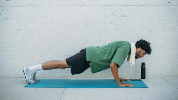 Aos 20 anos a recomendação é de 30 e 43 flexões para homens